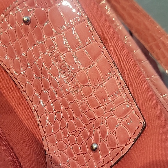 LIZ CLAIBORNE SAMON CRIC DESIGN HANDBAG & WRISTLET SET - Picture 10 of 12